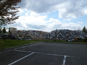 自宅近くの西中田野球場のガレキ置き場 自宅近くの西中田野球場のガレキ置き場